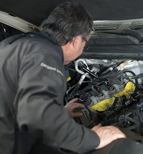 Mécanicien procédant à une inspection du moteur